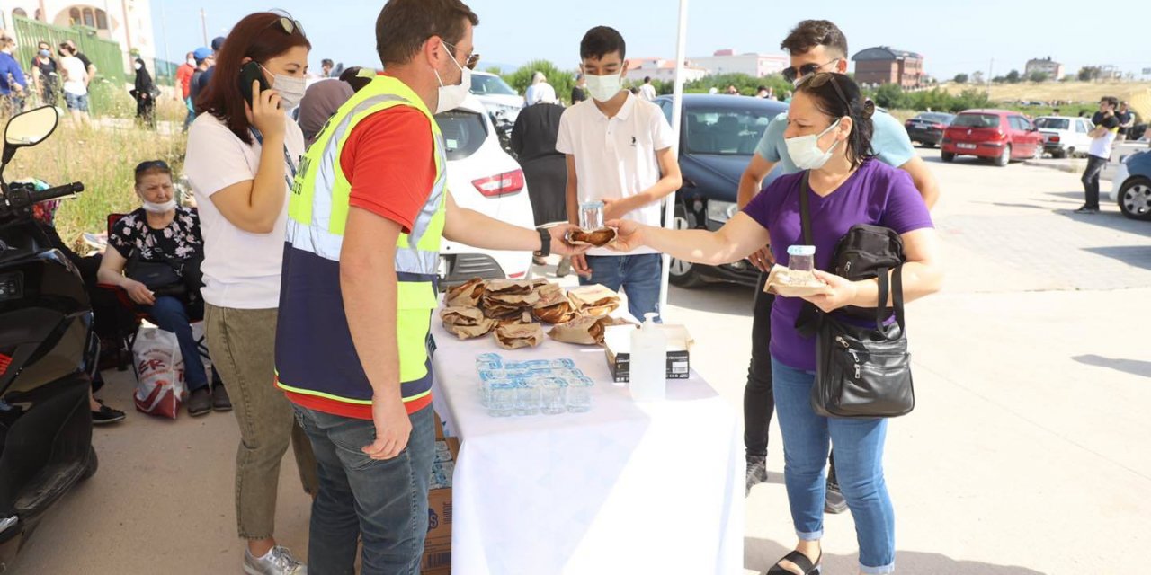 BANDIRMA BELEDİYESİ, YKS ÖĞRENCİLERİNE MASKE, SİMİT, SU DAĞITTI
