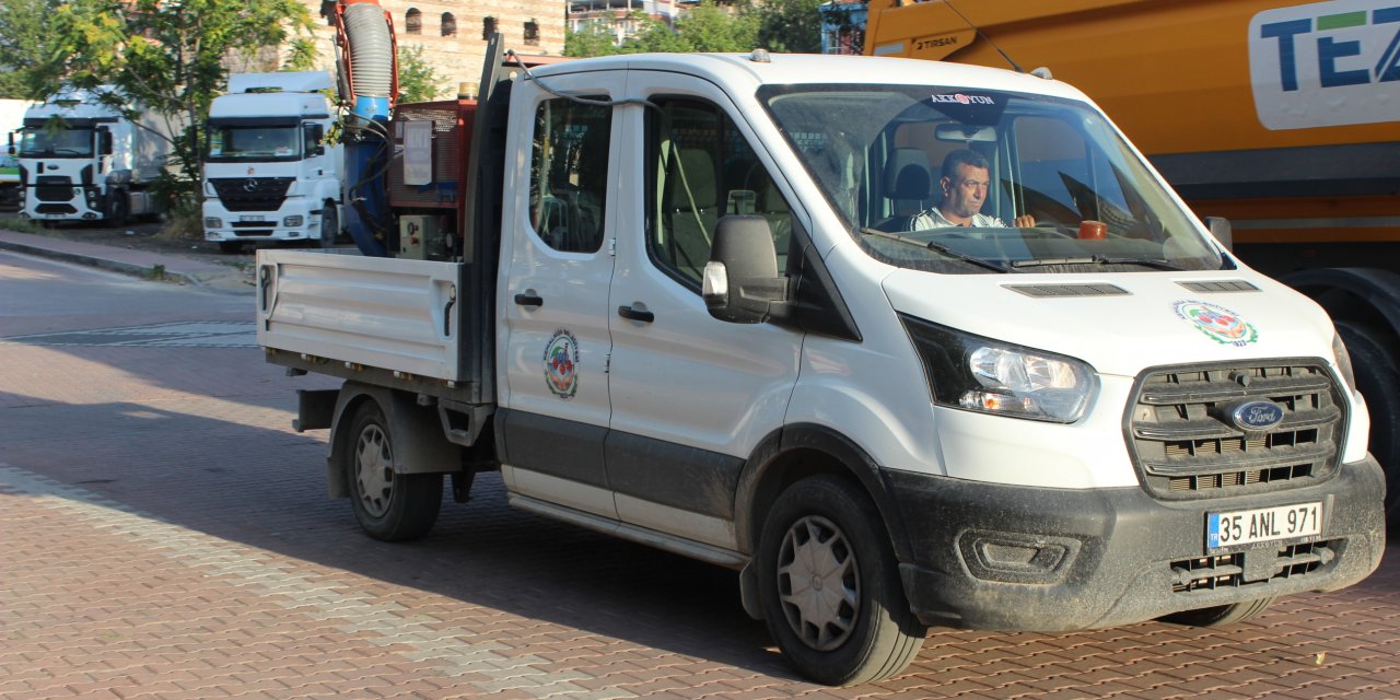 KEMALPAŞA BELEDİYESİ'NDEN SİNEKLE MÜCADELE ÇALIŞMASI