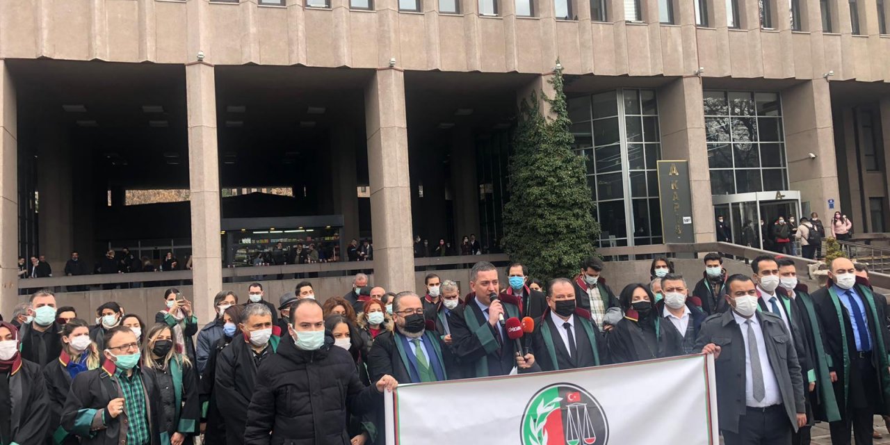 ANKARA BAROSU AVUKATLARINDAN, GÖREVİ BAŞINDA KATLEDİLEN MESLEKTAŞLARI İÇİN DURUŞMALARI BOYKOT KARARI