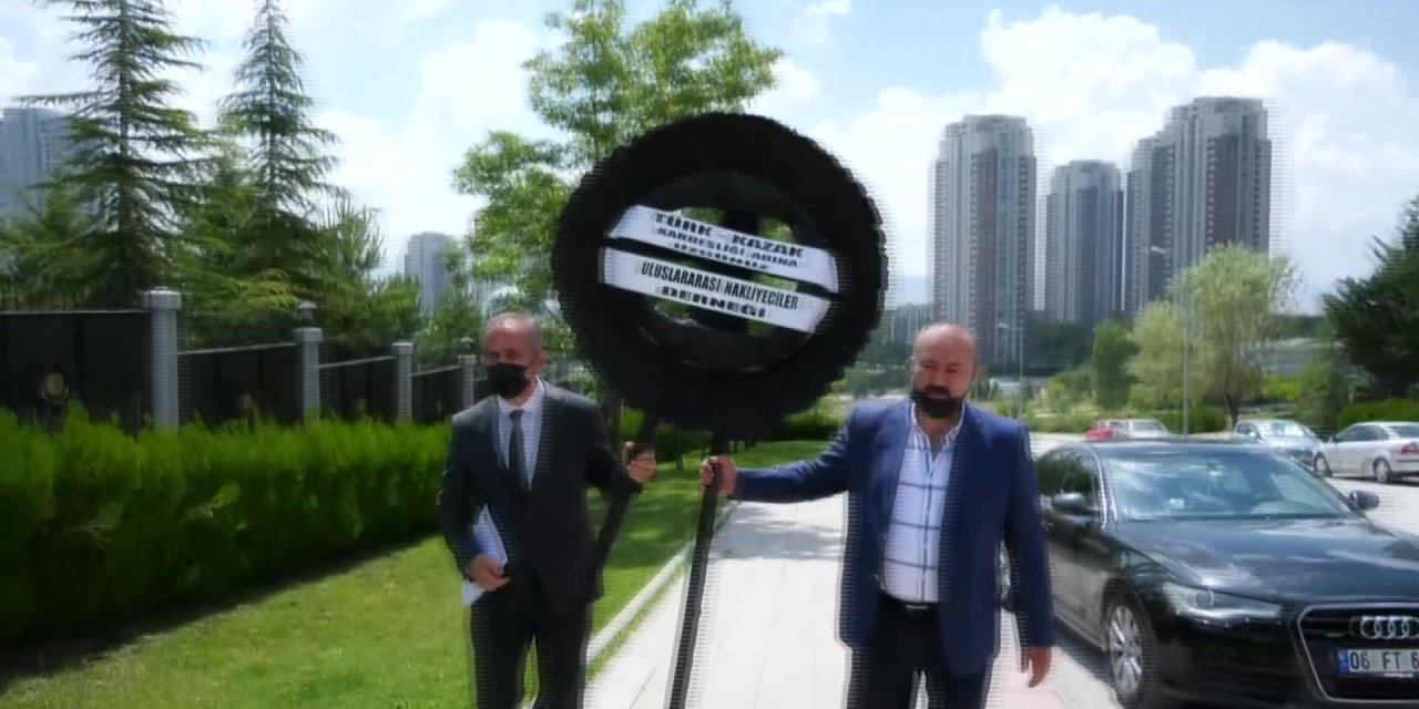 NAKLİYECİLER KAZAKİSTAN BÜYÜKELÇİLİĞİ'NE SİYAH ÇELENK BIRAKTI: "İHRACATIMIZ 15 GÜNDÜR, KAPILARDA BEKLİYOR"