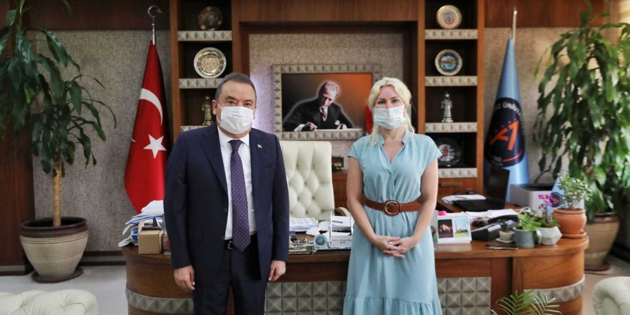 ANTALYA BÜYÜKŞEHİR BELEDİYE BAŞKANI BÖCEK, TEDAVİ EDİLDİĞİ AKDENİZ ÜNİVERSİTESİ'Nİ ZİYARET ETTİ