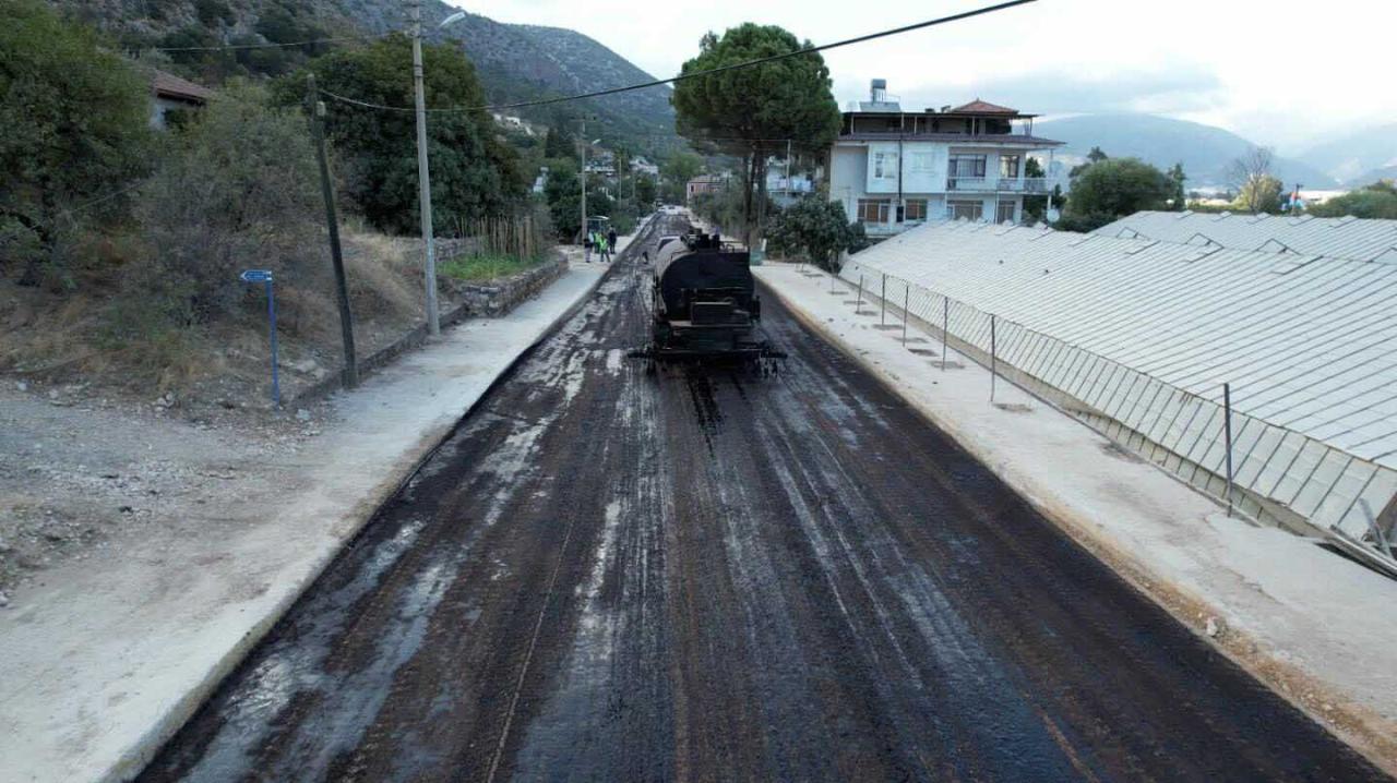 Finike’de Alt Yapı Çalışmasında Bozulan Yollar Asfaltlanıyor