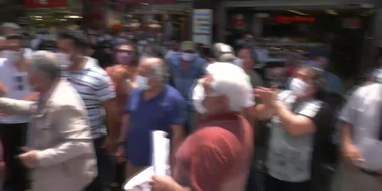Eminönü’nde Esnaf, Su Baskınından Kurtardığı Ayakkabıları Merdivenlere Serdi