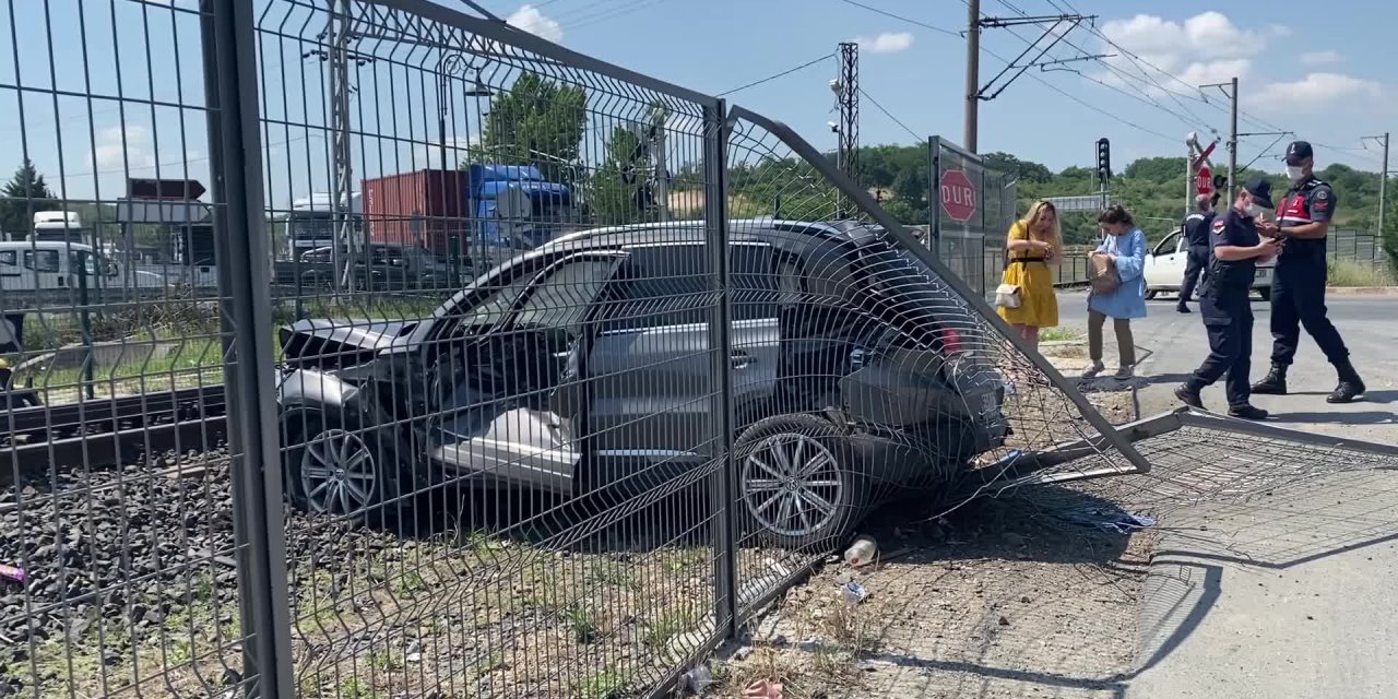 TREN OTOMOBİLE ÇARPTI, FACİA UCUZ ATLATILDI