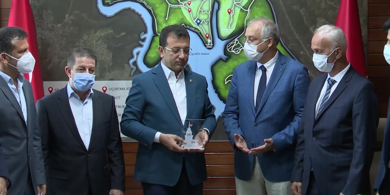 Gün Batımında Plajda Çöp Topladılar