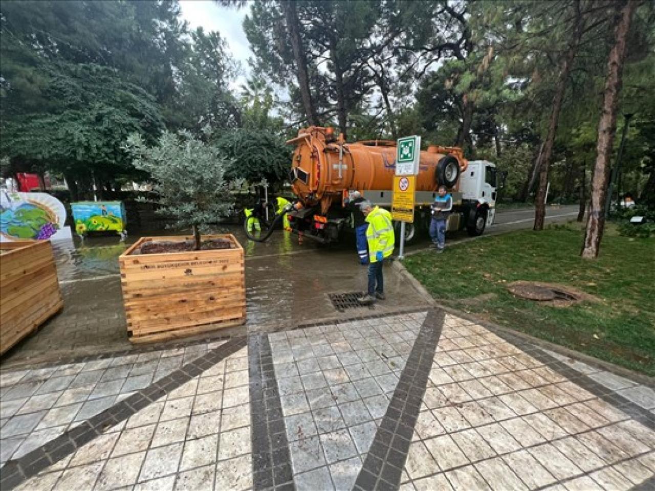 Aşırı yağış alan bölgelere anında müdahale ediliyor