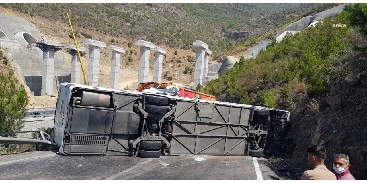 MERSİN'DE TRAFİK KAZASI: 2'Sİ AĞIR 15 YARALI