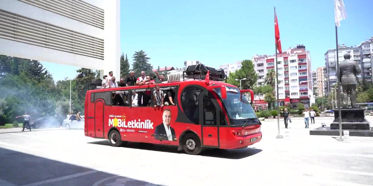 MUHİTTİN BÖCEK, SURVİVOR ŞAMPİYONU İSMAİL BALABAN’A ELİYLE BAKLAVA YEDİRDİ