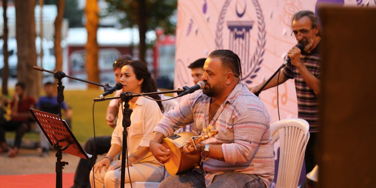 AKHİSAR BELEDİYESİ'NİN AÇIK HAVA YAZ KONSERLERİNE YOĞUN İLGİ