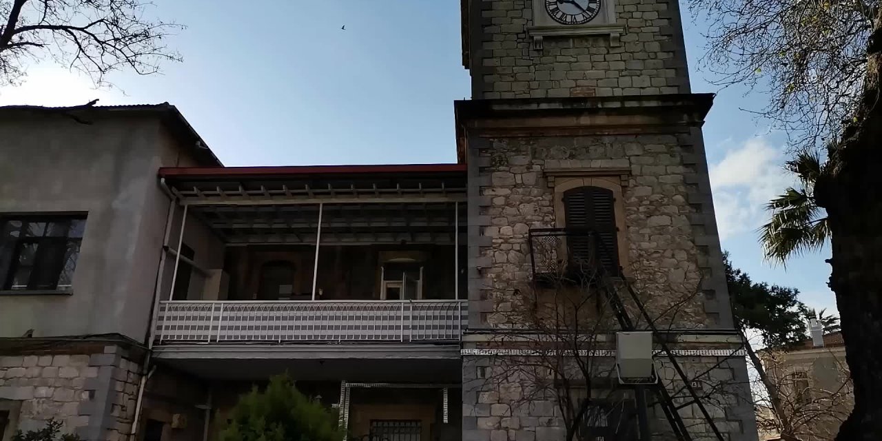 131 YILLIK BİNAYA YAPILAN PVC'Yİ GECE YARISI SÖKTÜLER!