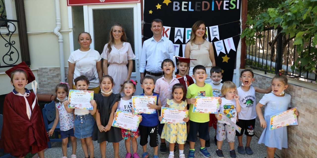 AKHİSAR BELEDİYESİ MAHALLE KREŞİİLK MEZUNLARINI VERDİ