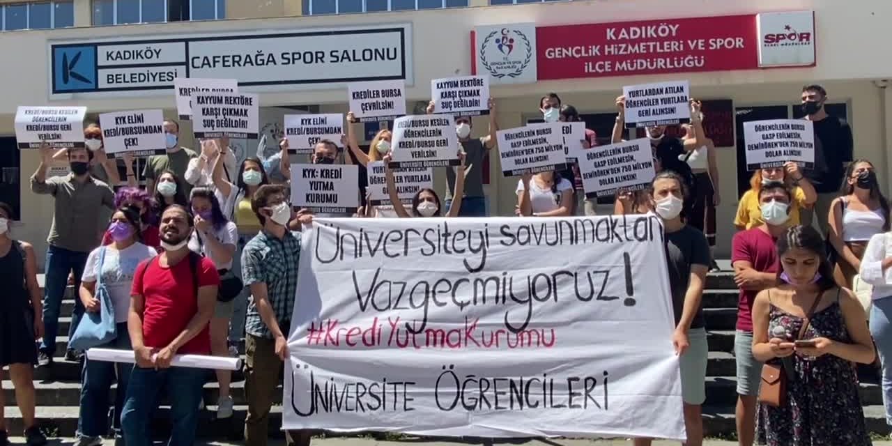 BOĞAZİÇİ DİRENİŞİNE KATILDIKLARI İÇİN KREDİ VE BURSLARI KESİLEN ÖĞRENCİLER İÇİN KADIKÖY'DE EYLEM