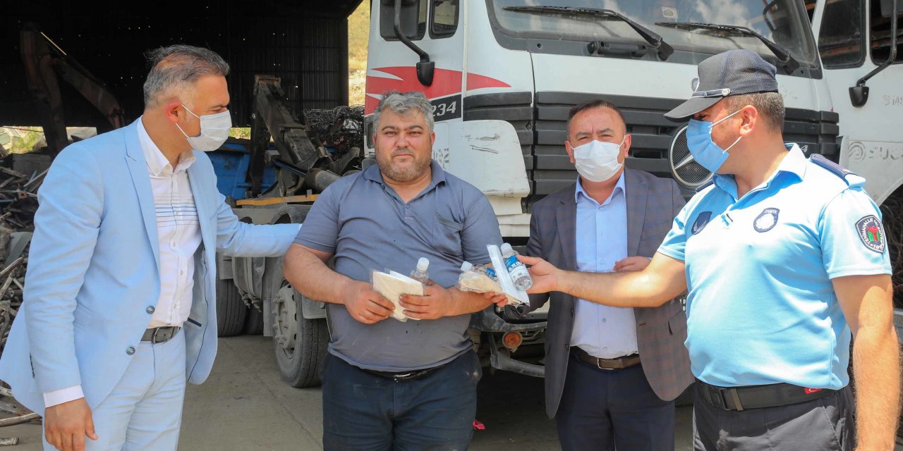 YENİMAHALLE BELEDİYESİ'NDEN HURDACILAR SİTESİ ESNAFINA MASKE VE DEZENFEKTAN DESTEĞİ