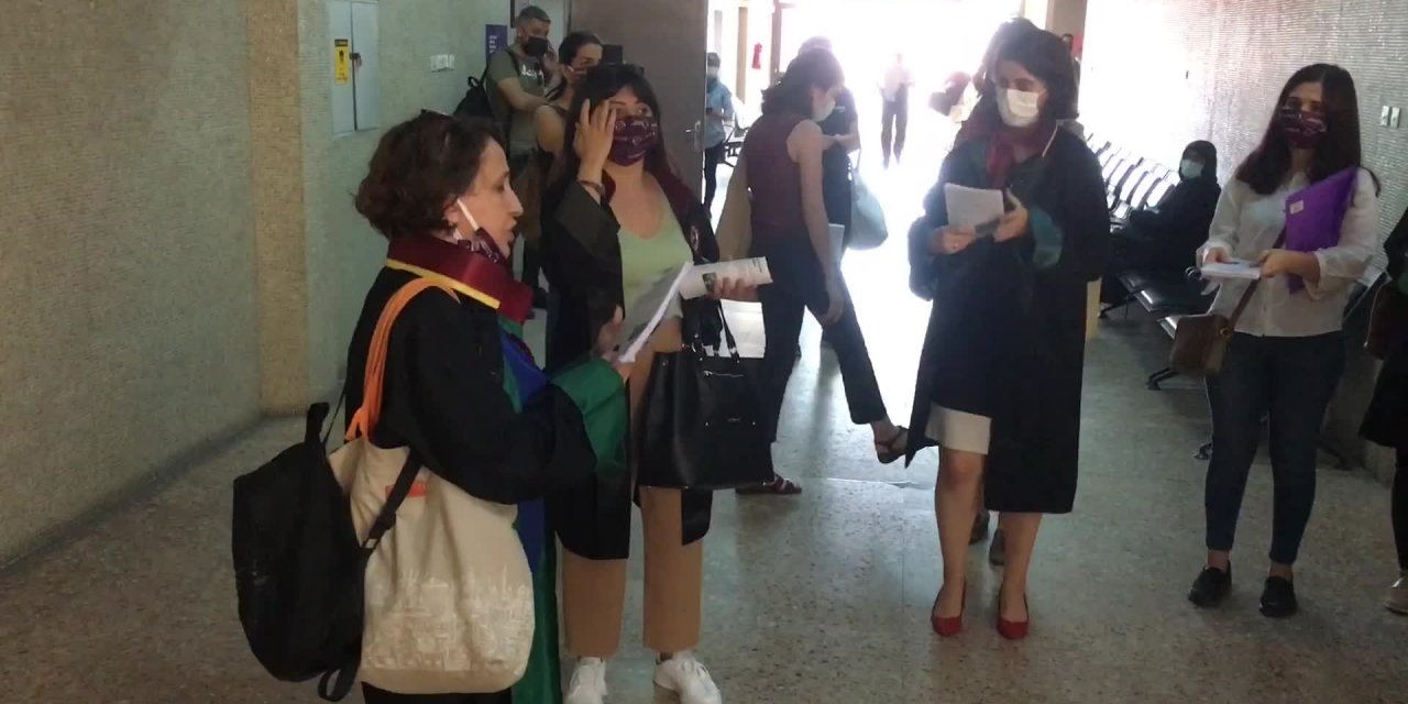 AVUKATLARDAN ANKARA ADLİYESİ’NDE "İSTANBUL SÖZLEŞMESİ" PROTESTOSU: AİLE MAHKEMELERİÖNÜNDE İSTANBUL SÖZLEŞMESİ'NİN AMAÇLARINI OKUDULAR