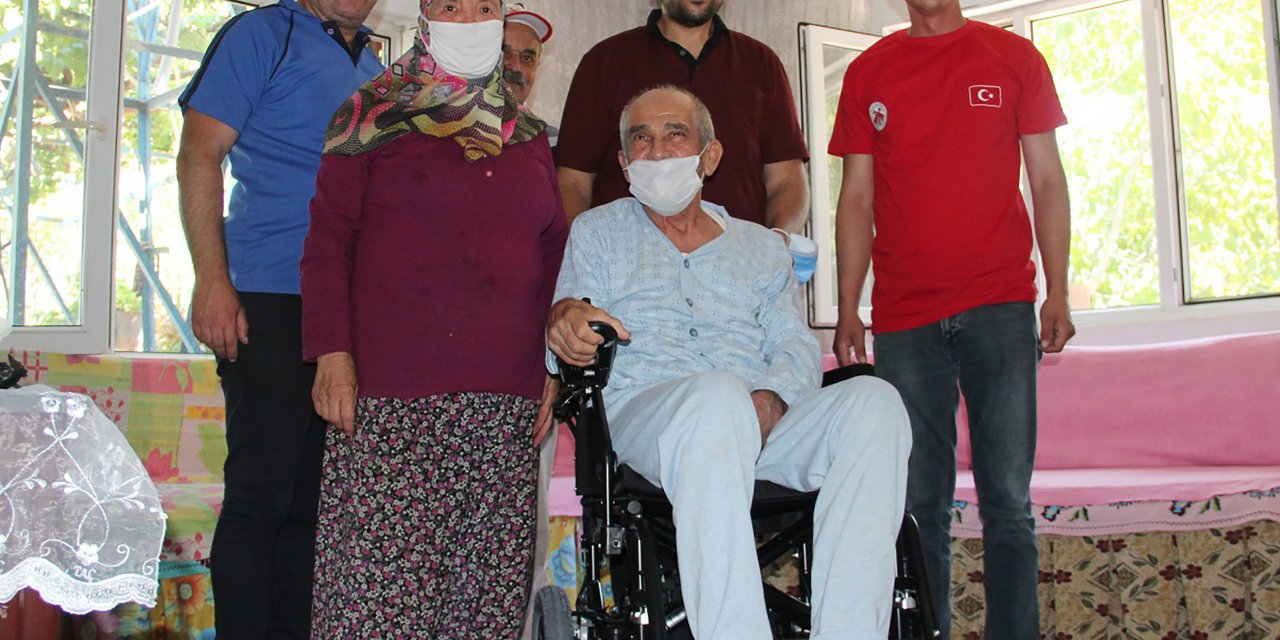DÖŞEMEALTI BELEDİYE BAŞKANI GENÇ, SÖZ VERDİ; AKÜLÜ TEKERLEKLİ SANDALYELER TESLİM EDİLDİ