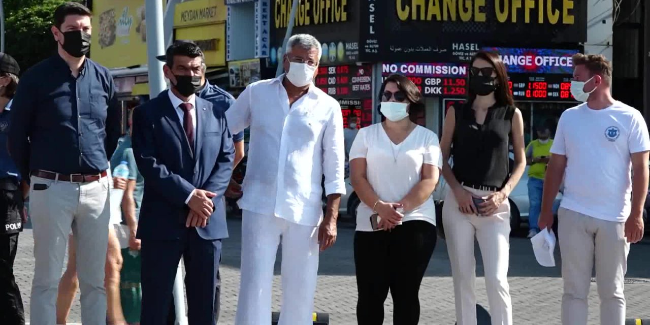 MARMARİS'TE ŞEHİTLER ANISINA DENİZE ÇELENK BIRAKILDI