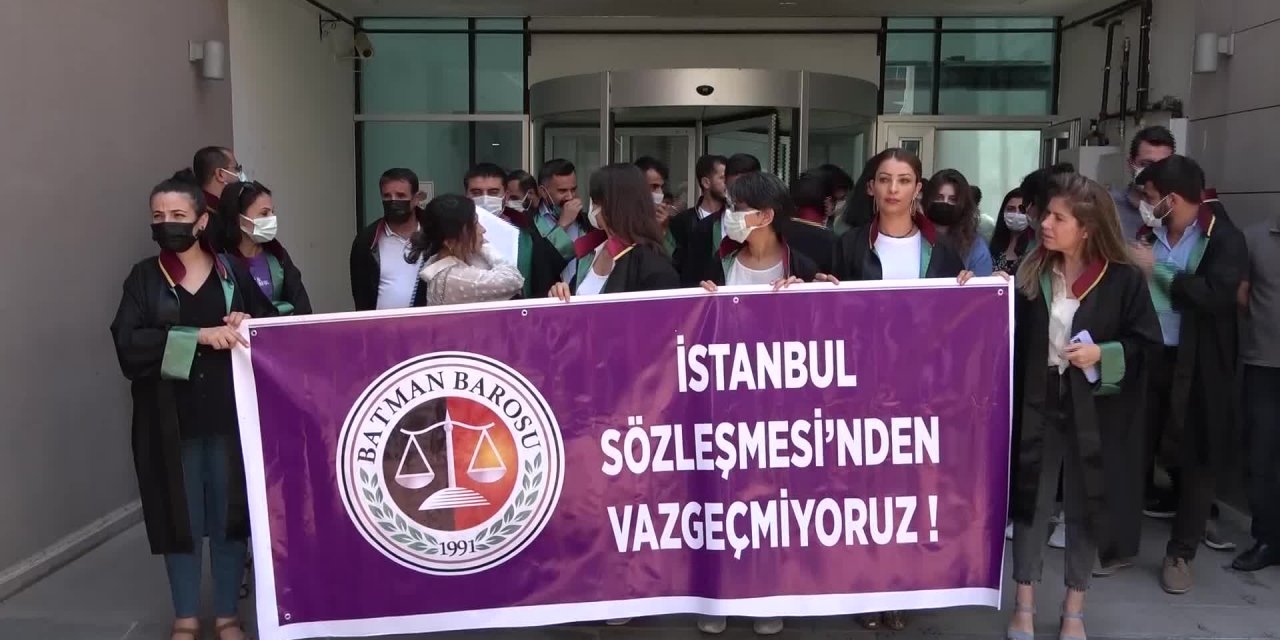 KADINLAR YURDUN DÖRT BİR YANINDA SOKAKTAYDI: “İSTANBUL SÖZLEŞMESİ’NDEN VAZGEÇMİYORUZ”
