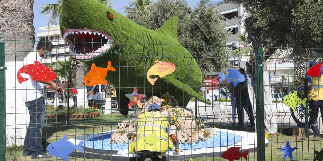 ÇOCUKLARIN RENKLİ DÜNYASI, KUŞADASI SAHİLİNDE