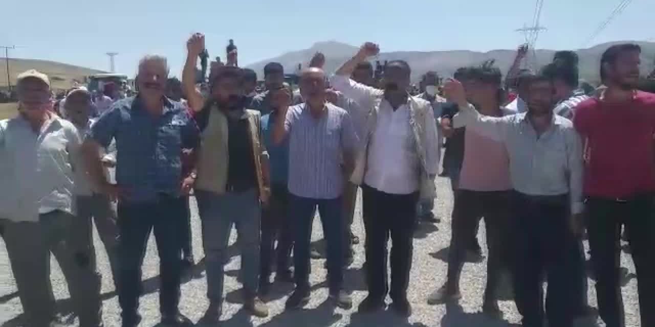 TÜTÜN ÜRETİCİLERİ YOL KAPATTI: "TÜTÜNE UZANAN ELLER KIRILSIN"