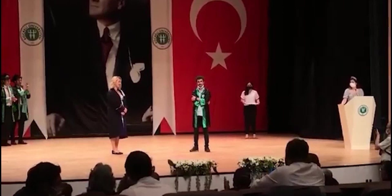 MEZUNİYET TÖRENİNDE "TİŞÖRT" GERGİNLİĞİ
