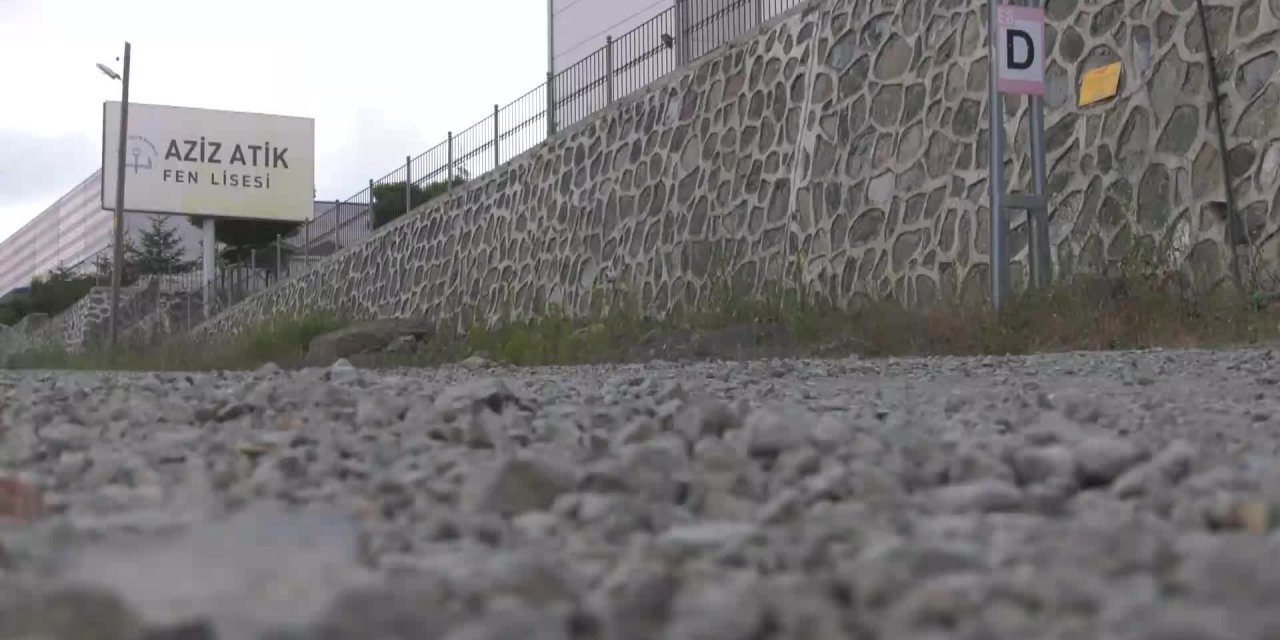 SAMSUN'DA FEN LİSESİNİN YOLU 3 YILDIR ASFALT BEKLİYOR: "VATANDAŞIN SESİÇIKMASIN MI, ÇOCUKLAR BU TOZU YUTSUN MU?"
