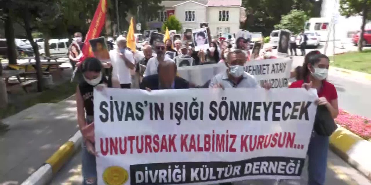 SİVAS'TA KATLEDİLEN ASIM BEZİRCİ VE NESİMİÇİMEN MEZARLARI BAŞINDA ANILDI