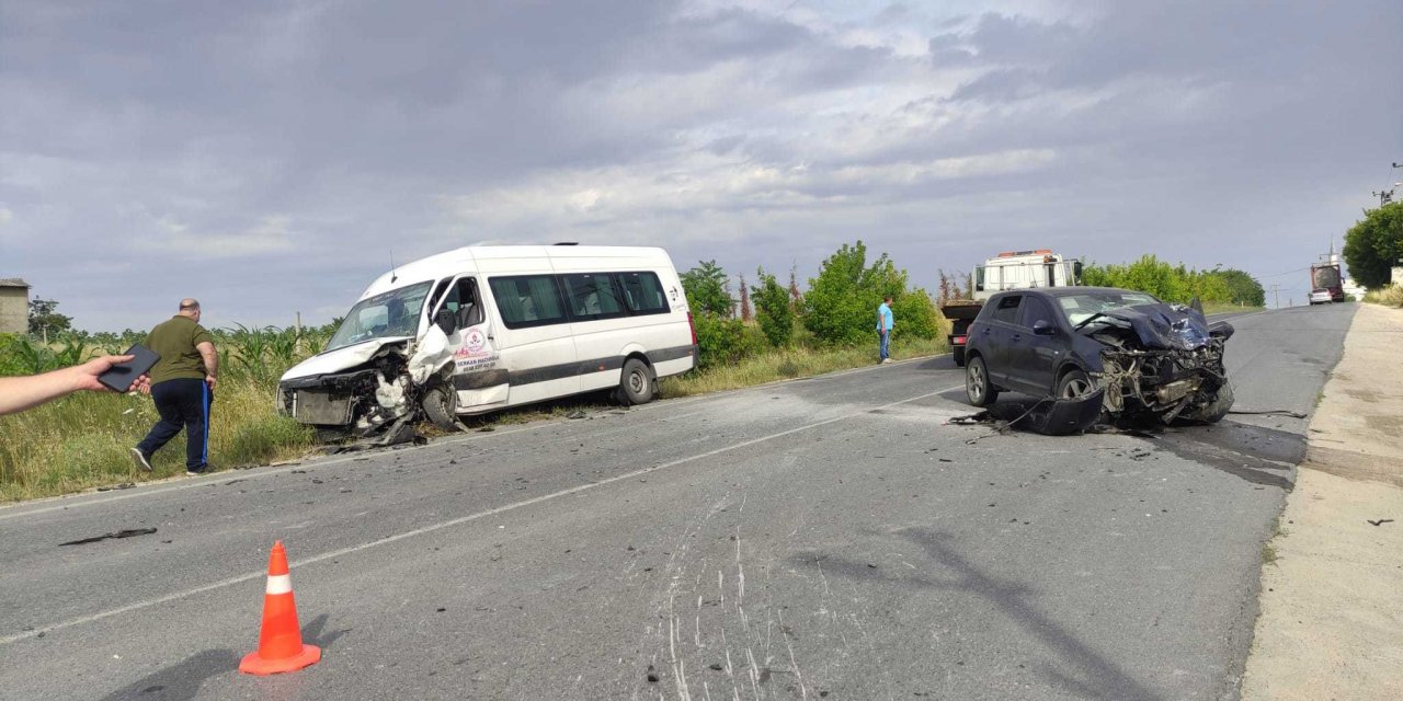 OTOMOBİLLE MİNİBÜS KAFA KAFAYA ÇARPIŞTI: 6 YARALI