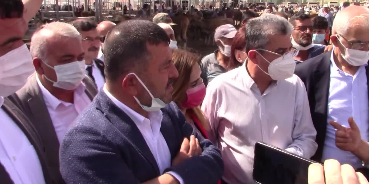 CHP'Lİ AĞBABA, SİVAS'TA ÇİFTÇİLERE SESLENDİ: "YAPILACAK ŞEY, TÜRKİYE’Yİ BABASININ ÇİFTLİĞİ GİBİ YÖNETENLERDEN KURTARMAK"