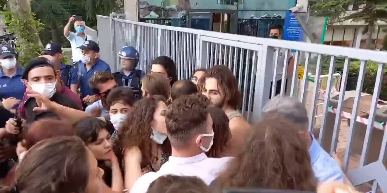 BOĞAZİÇİÜNİVERSİTESİ’NDE AKADEMİSYENLER KAMPÜSE ALINMADI