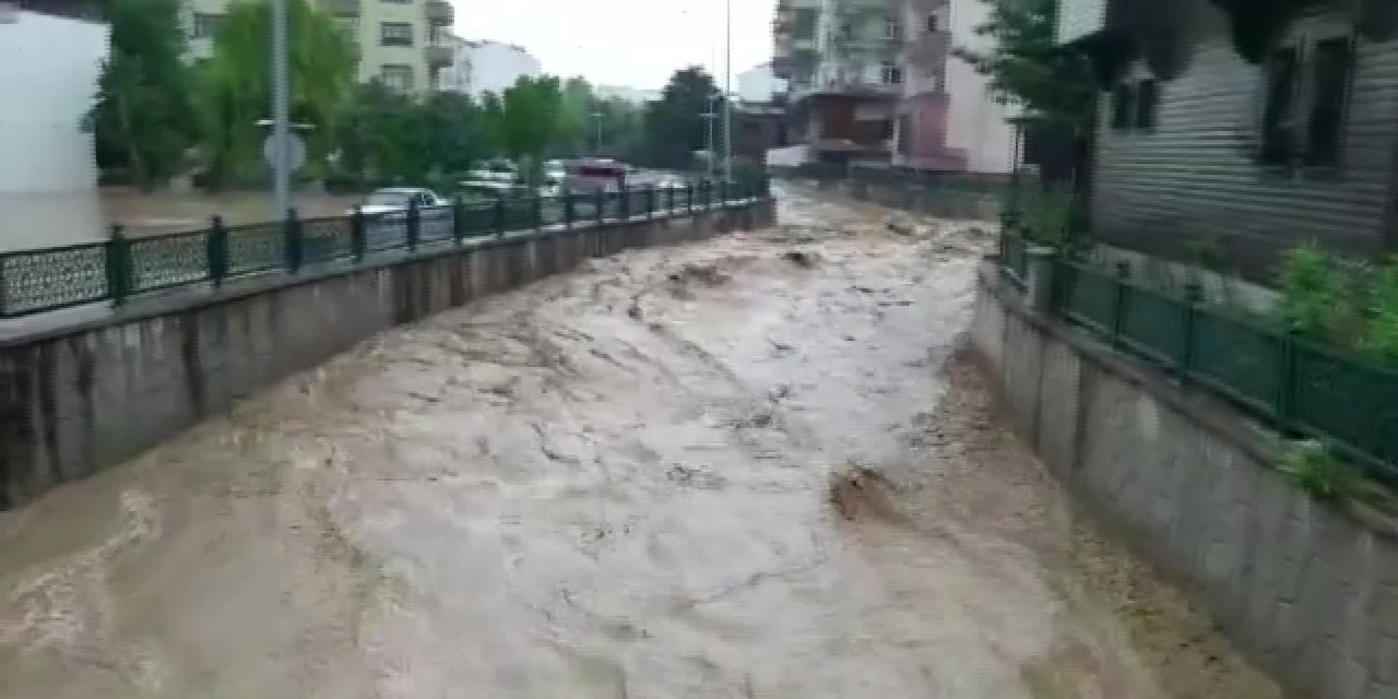 MANİSA’DA YAZ YAĞMURU, AKÇAKOCA’DA SEL
