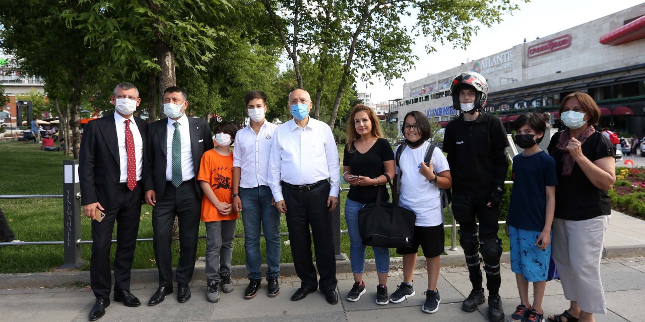 CHP’NİN KURMAYLARI KARAYALÇIN KENT MEYDANI’NI GEZDİ