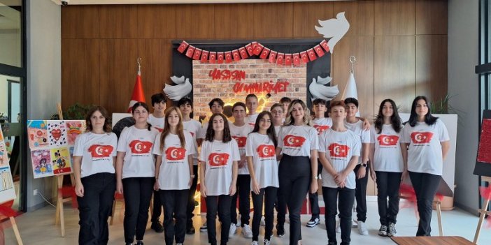 Öğrenciler 100. Yıl coşkusunu metroya taşıdı