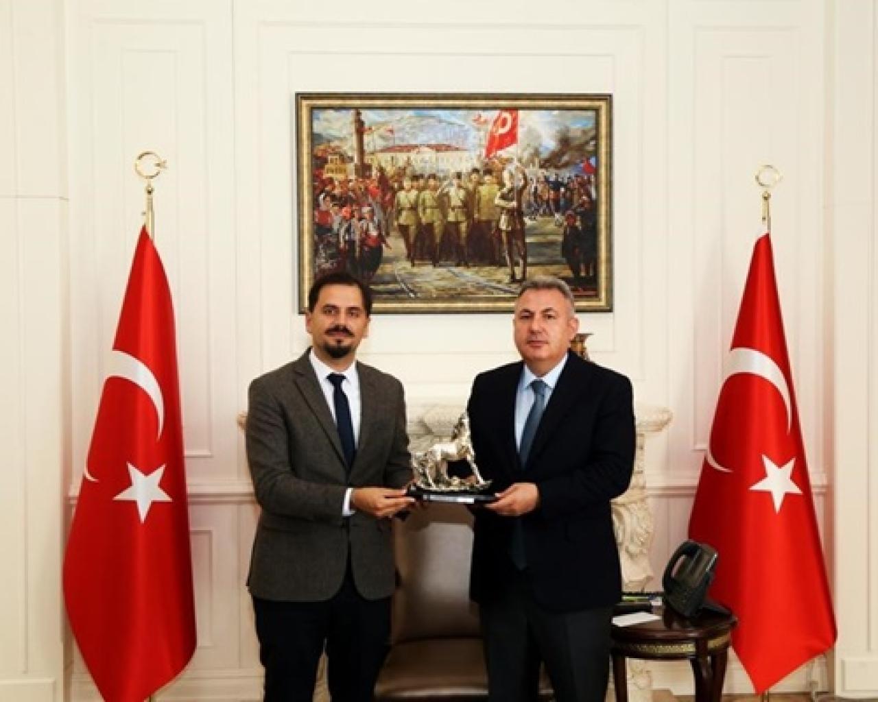 İzmir Hipodrom Müdürü Cenk İşkara, Vali Dr. Süleyman Elban’ı ziyaret etti