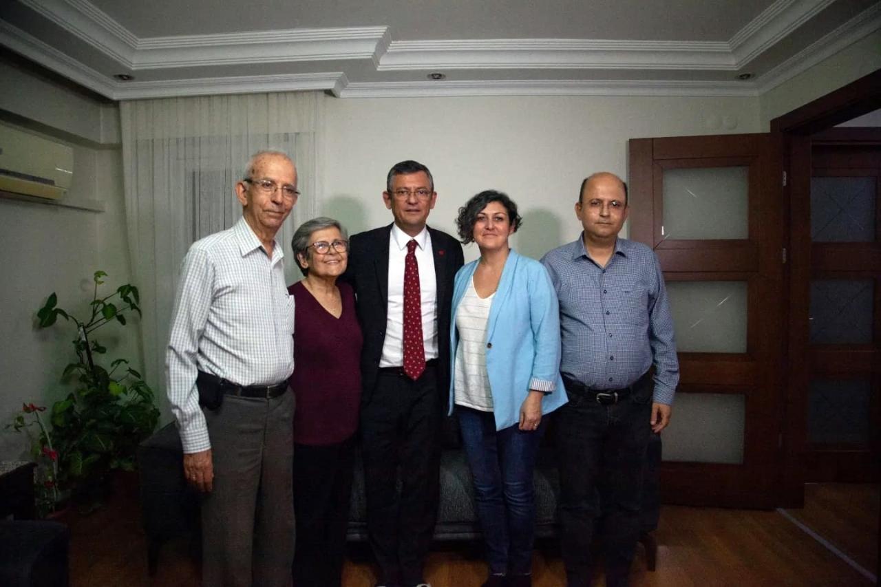 CHP Genel Başkanı Özgür Özel, Manisa'da Ailesiyle Bir Araya Geldi