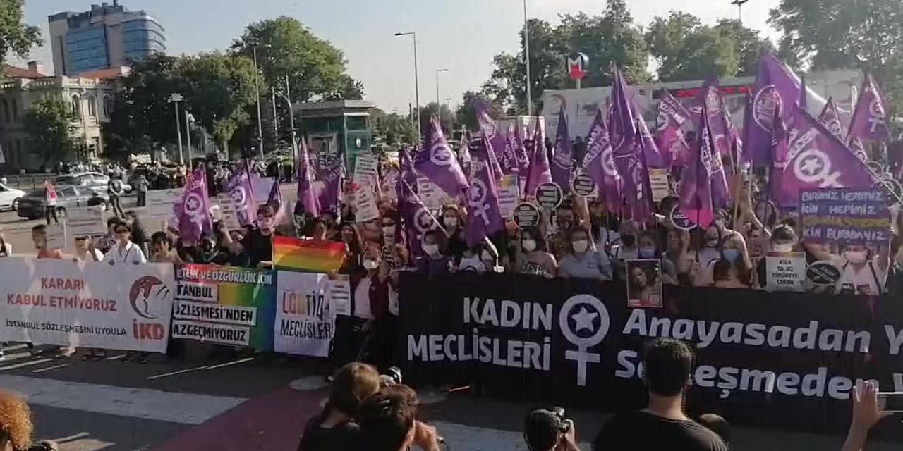 KADINLAR KADIKÖY'DEN BİR KEZ DAHA SESLENDİ: "İSTANBUL SÖZLEŞMESİ YAŞATIR, VAZGEÇMİYORUZ"