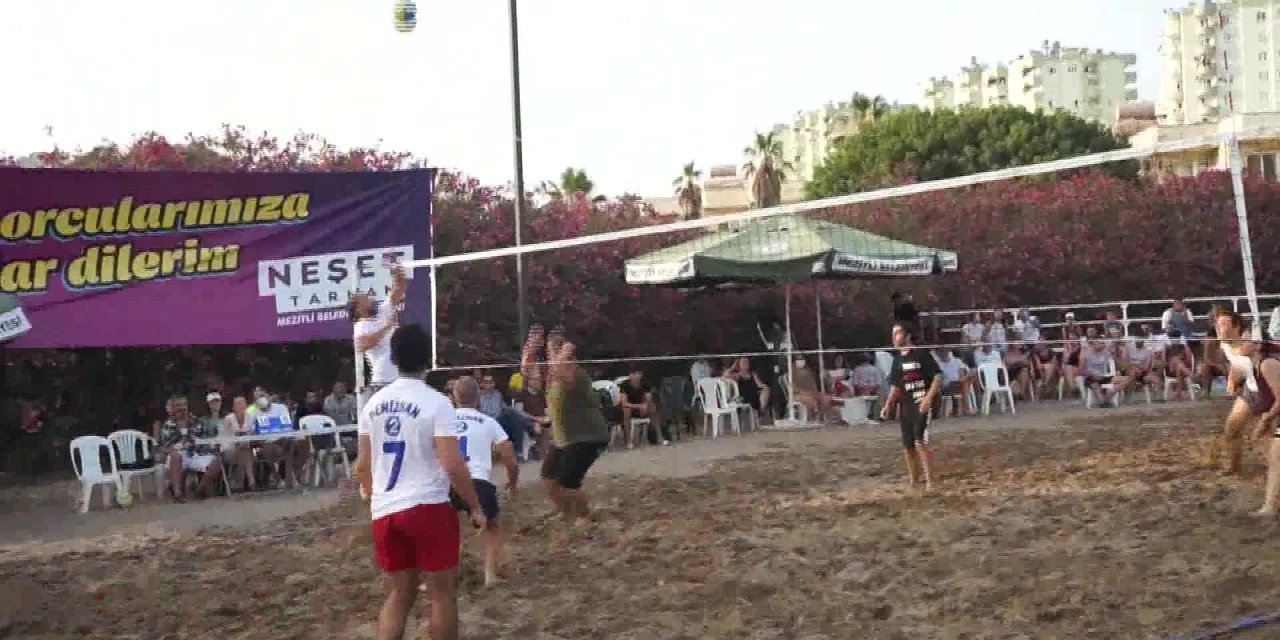 MEZİTLİ’DE SPOR VE MÜZİK DOLU PLAJ VOLEYBOLU TURNUVASI