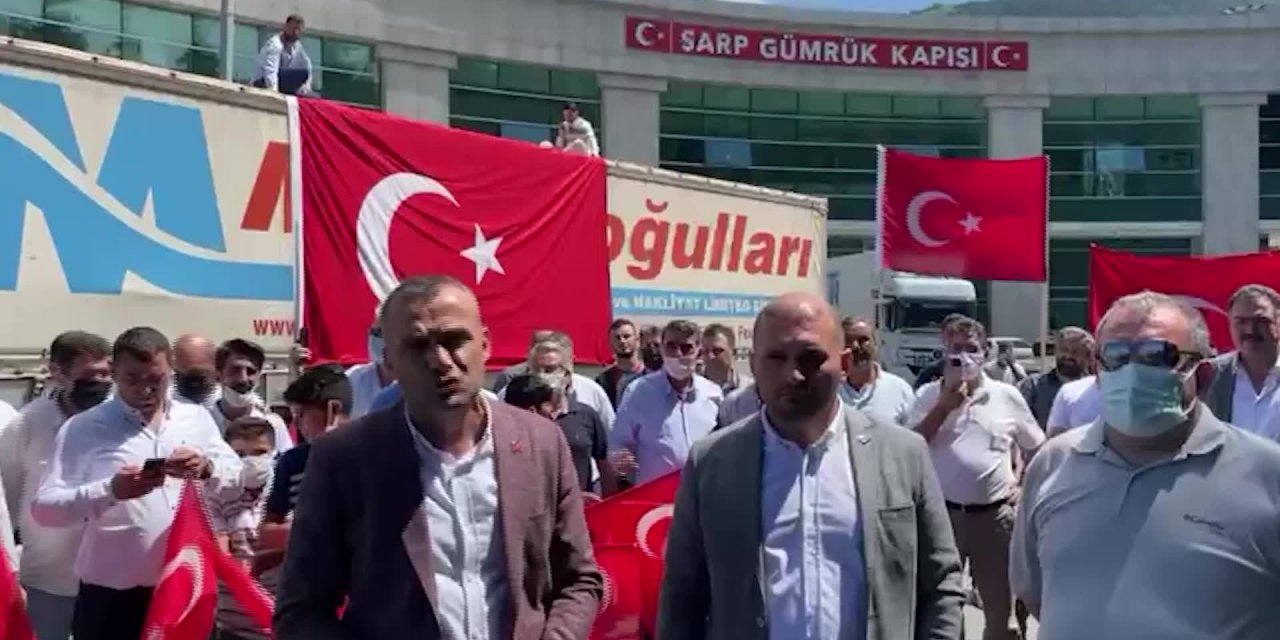 TÜRK NAKLİYECİLER, KAZAKİSTAN VE RUSYA'YI SARP SINIR KAPISINDA PROTESTO ETTİ