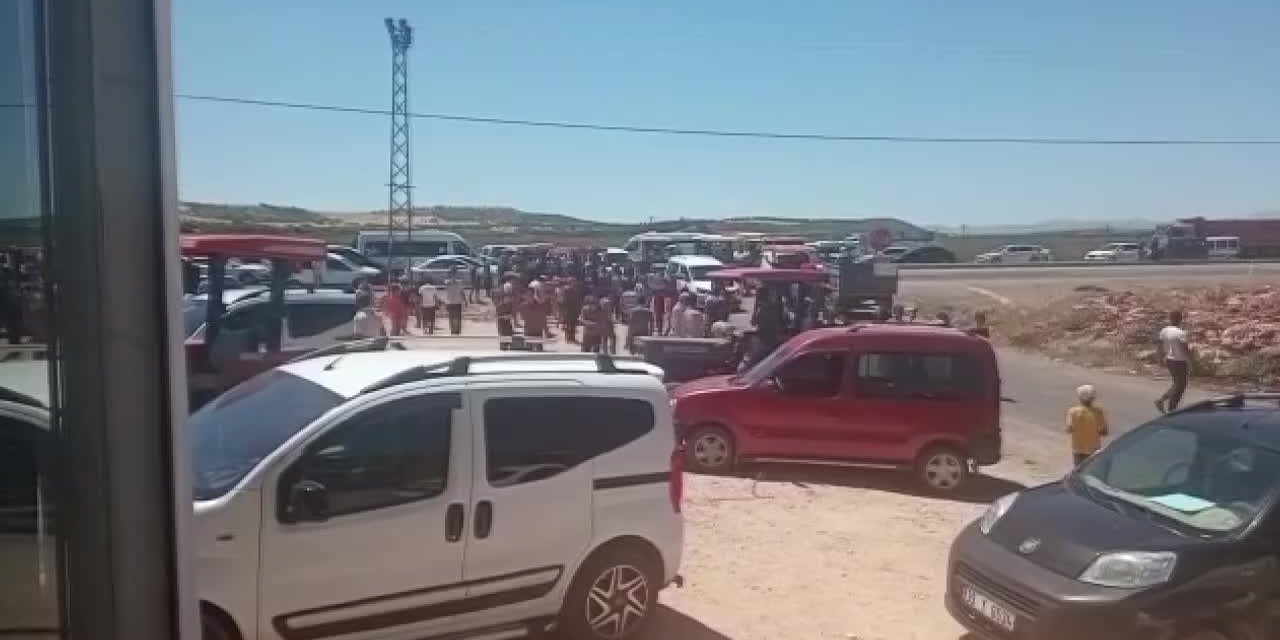 TÜTÜN PROTESTOSU 4. GÜNÜNDE. BUGÜN DE DİYARBAKIRLI TÜTÜN ÜRETİCİLERİ DİYARBAKIR-BİNGÖL YOLUNU KAPATTI