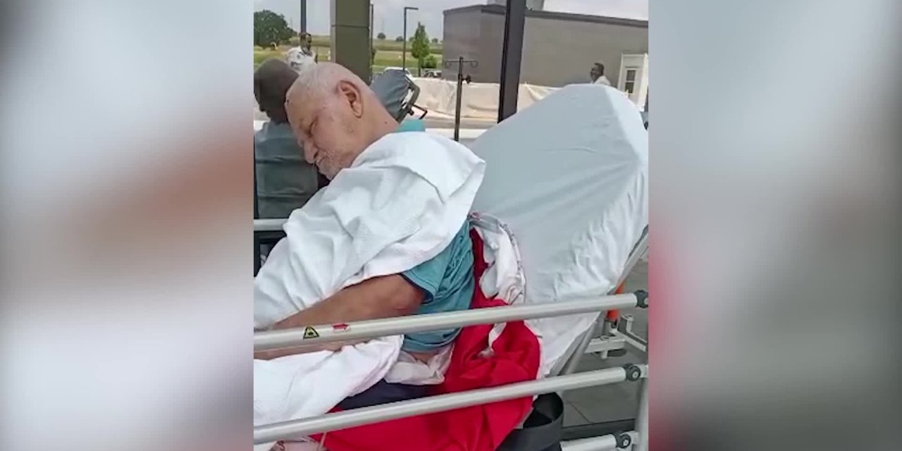 AMBULANS GELMEYİNCE YATALAK BABASINI MİNİBÜSLE EVE GÖTÜRDÜ