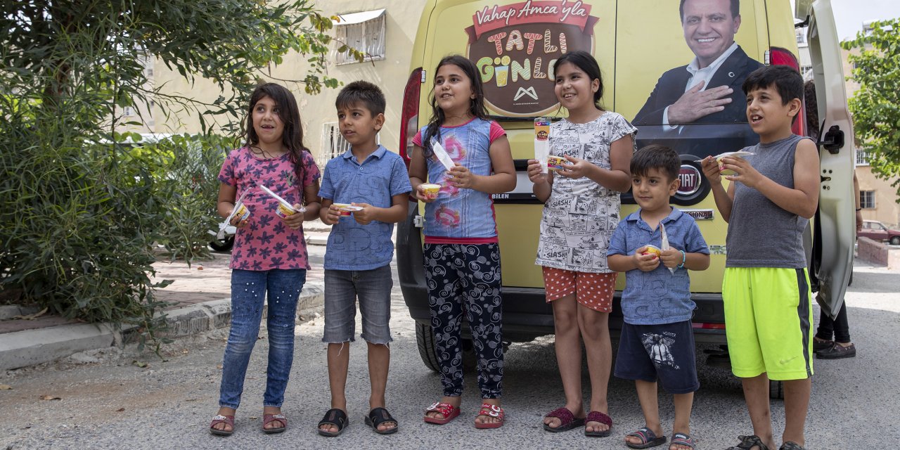 MERSİN'İN DEZAVANTAJLI VE KIRSAL MAHALLELERİNDEKİÇOCUKLARA, BÜYÜKŞEHİR’DEN DONDURMALI SÜRPRİZ