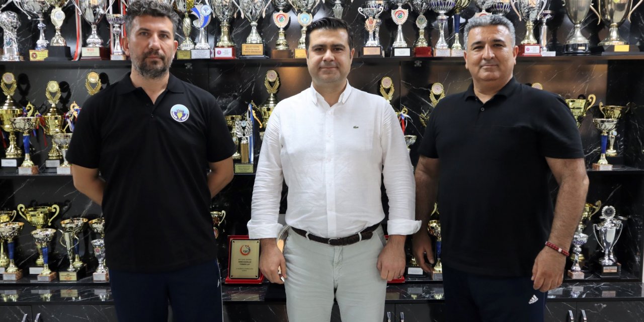 TURGUTLU BELEDİYESİ KADIN VOLEYBOL TAKIMINDA İLK İMZALAR ANTRENÖRLERDEN