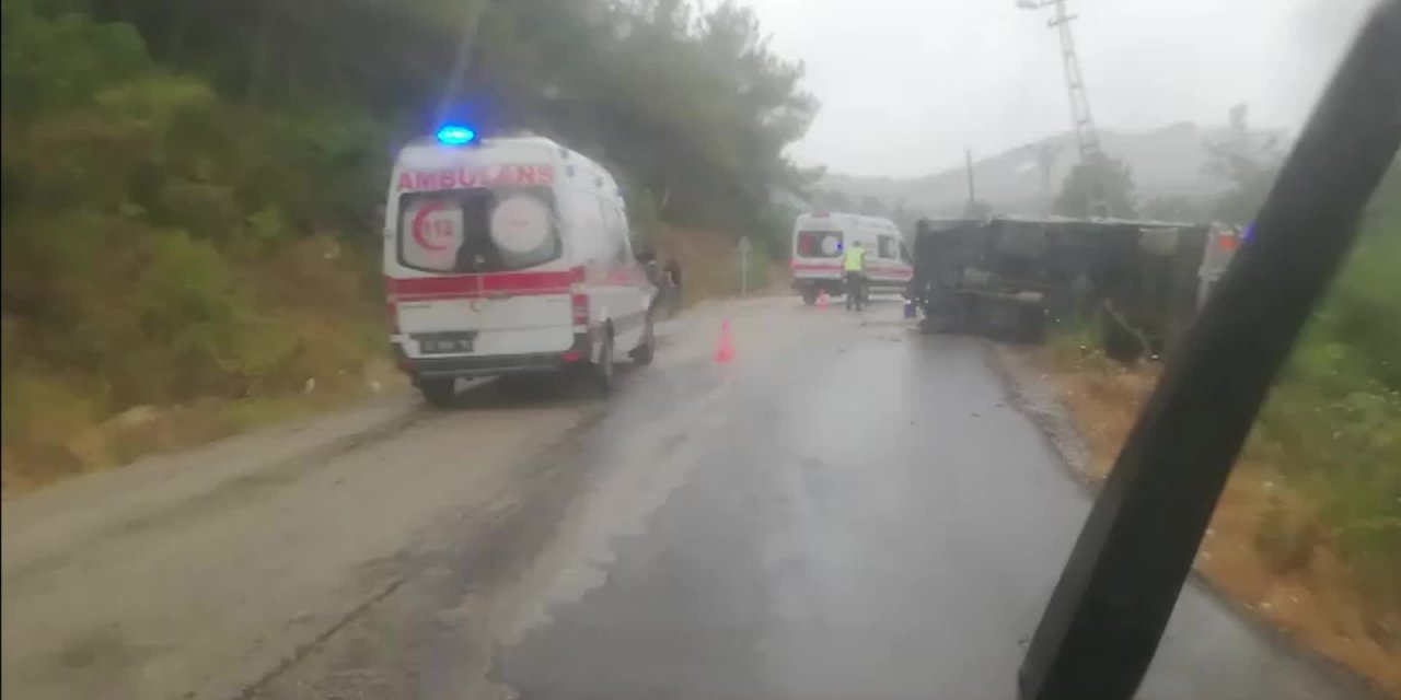 MERSİN’DE TARIM İŞÇİLERİNİ TAŞIYAN KAMYONET TAKLA ATTI: 12 YARALI