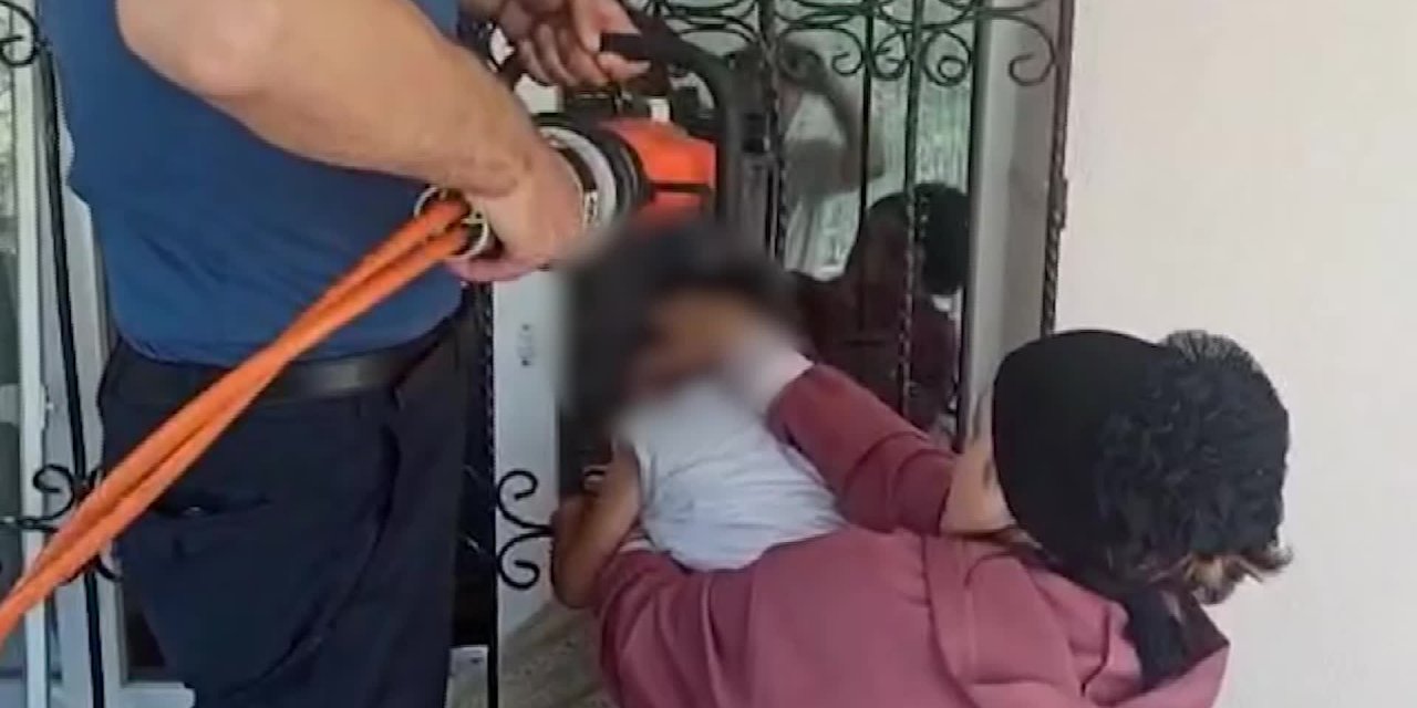 BAŞI PENCERE PARMAKLIKLARINA SIKIŞAN ÇOCUĞU İTFAİYE KURTARDI