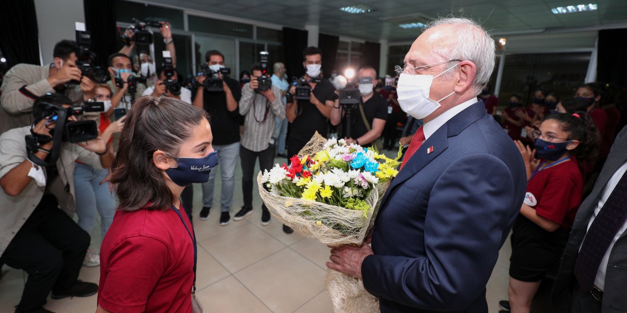 CHP LİDERİ KILIÇDAROĞLU MERSİN’DE KIZ ÖĞRENCİLERLE SOHBET ETTİ