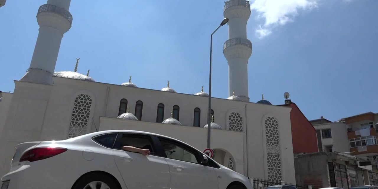 ESENYURT BELEDİYESİ TARAFINDAN TEMELİ ATILAN BULUT CAMİSİİBADETE AÇILDI