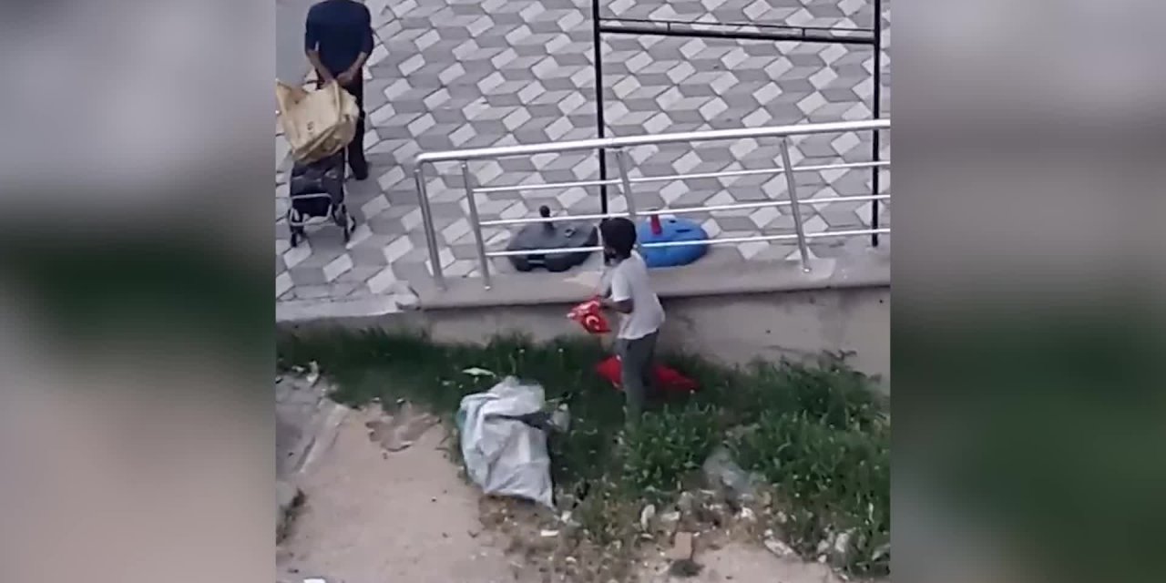 YERE ATILAN BAYRAĞI KAĞIT TOPLAYAN ÇOCUKLAR KALDIRDI