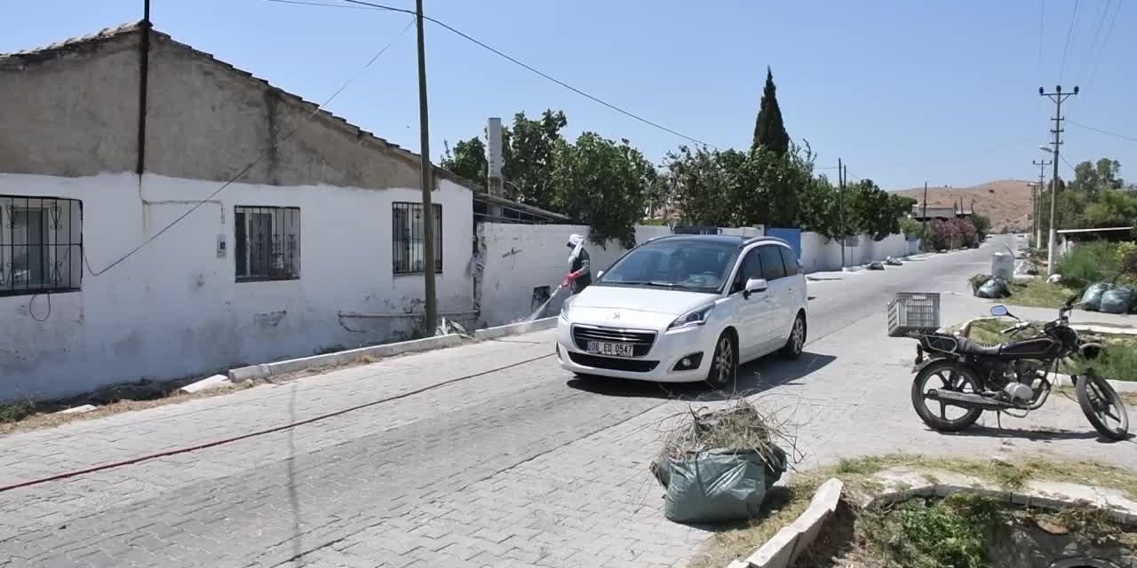 SÖKE'DE BAYRAM ÖNCESİ TEMİZLİK ÇALIŞMALARI HIZLANDI