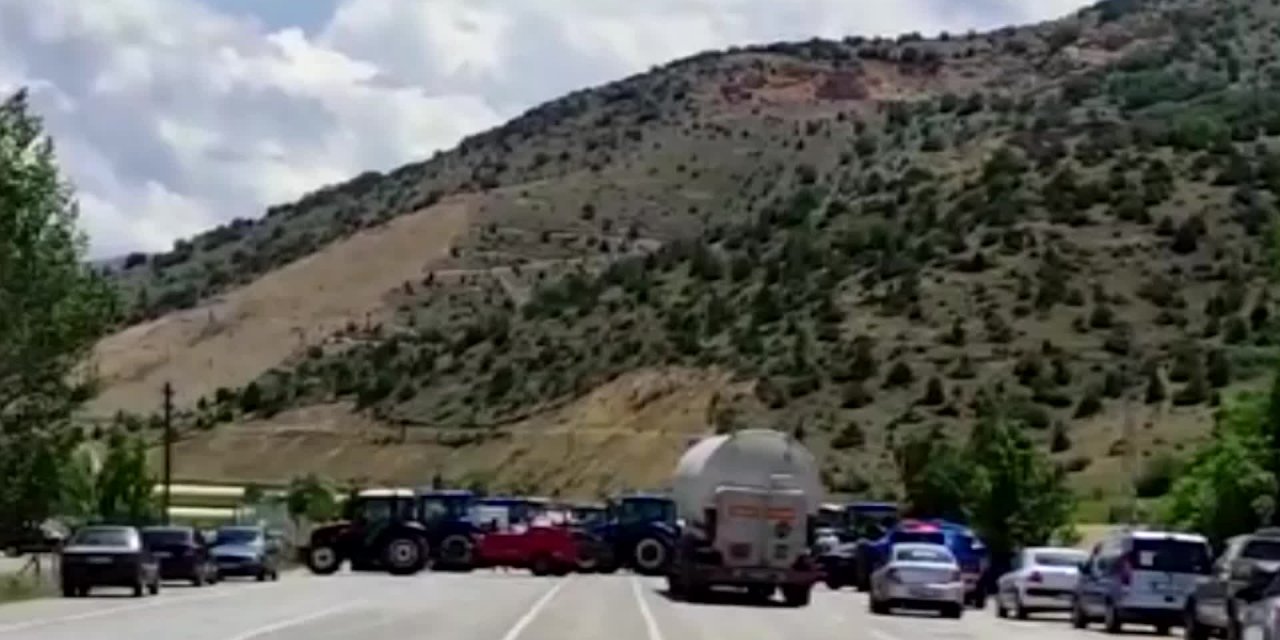 GÜMÜŞHANE’DE ÇİFTÇİLER SU İÇİN YOL KAPATTI