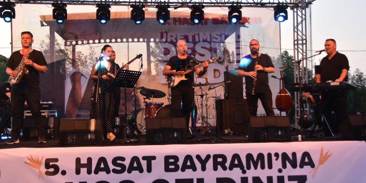 TEKİRDAĞ BÜYÜKŞEHİR, HASAT BAYRAMI İLE ÇİFTÇİNİN MUTLULUĞUNA ORTAK OLDU