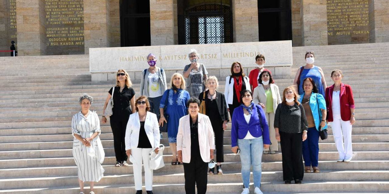 29 EKİM KADINLARI DERNEĞİ, İLK ZİYARETİNİ ANITKABİR'E YAPTI